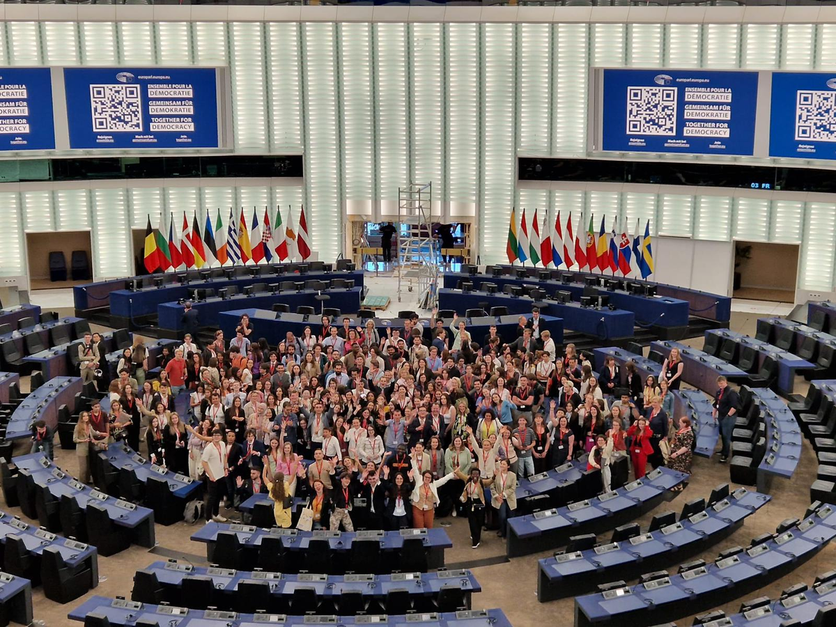 Gruppenbild aller Vertreter:innen bei der European Student Assembly 2023 in Straßburg im Parlamentsgebäude. | © @Tagwerker