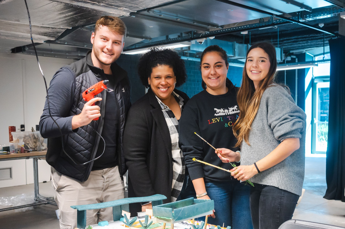 Florian Tagwerker mit anderen Studierenden bei einem Projekt an der HOWEST in Belgien. | © Tagwerker