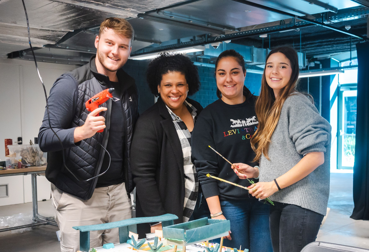 Florian Tagwerker mit anderen Studierenden bei einem Projekt an der HOWEST in Belgien. | © Tagwerker