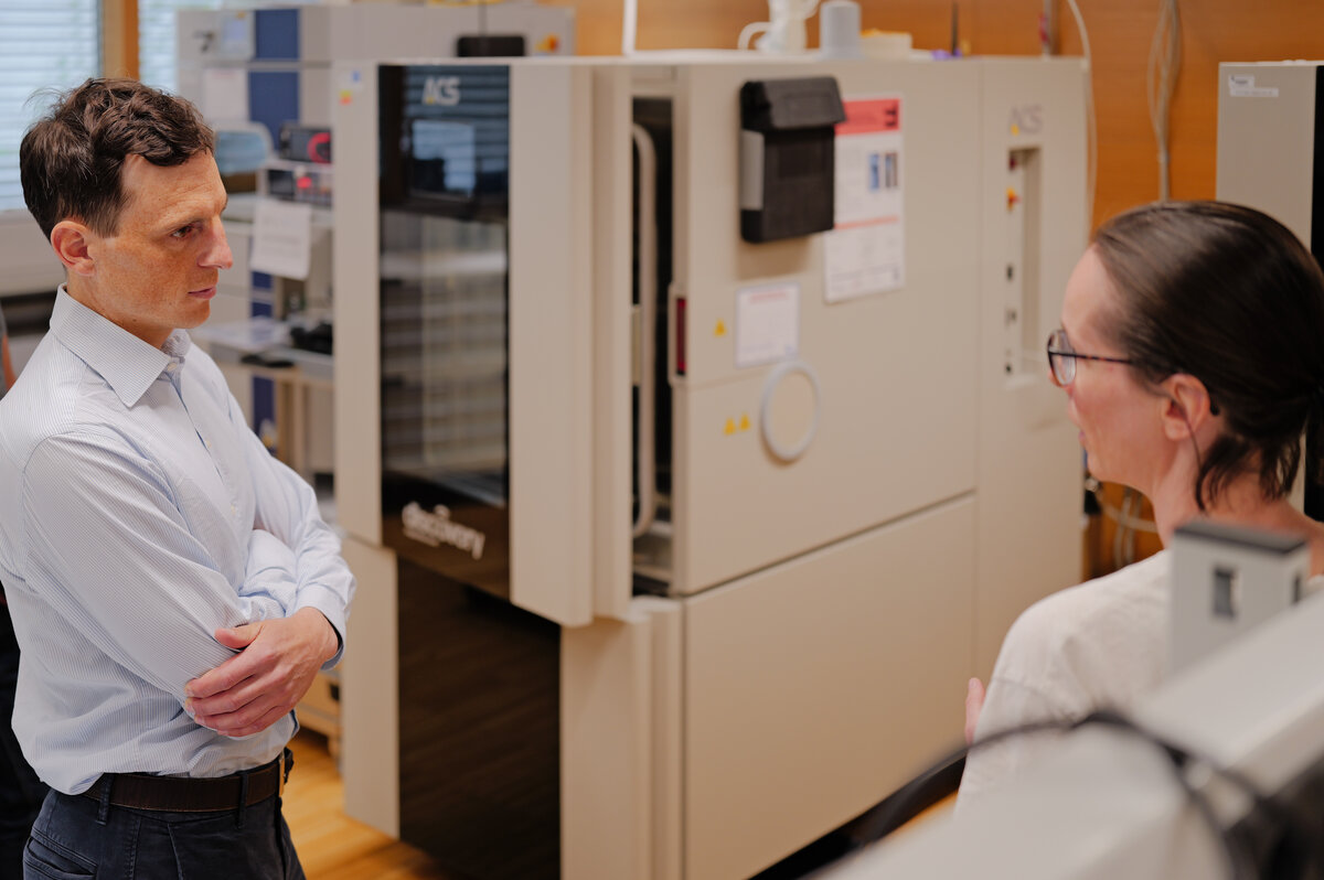 Jonas Bemetz (Getzner Textil AG) und Eva Zschischang (FHV) im Austausch zu Materialalterungstests | © FHV