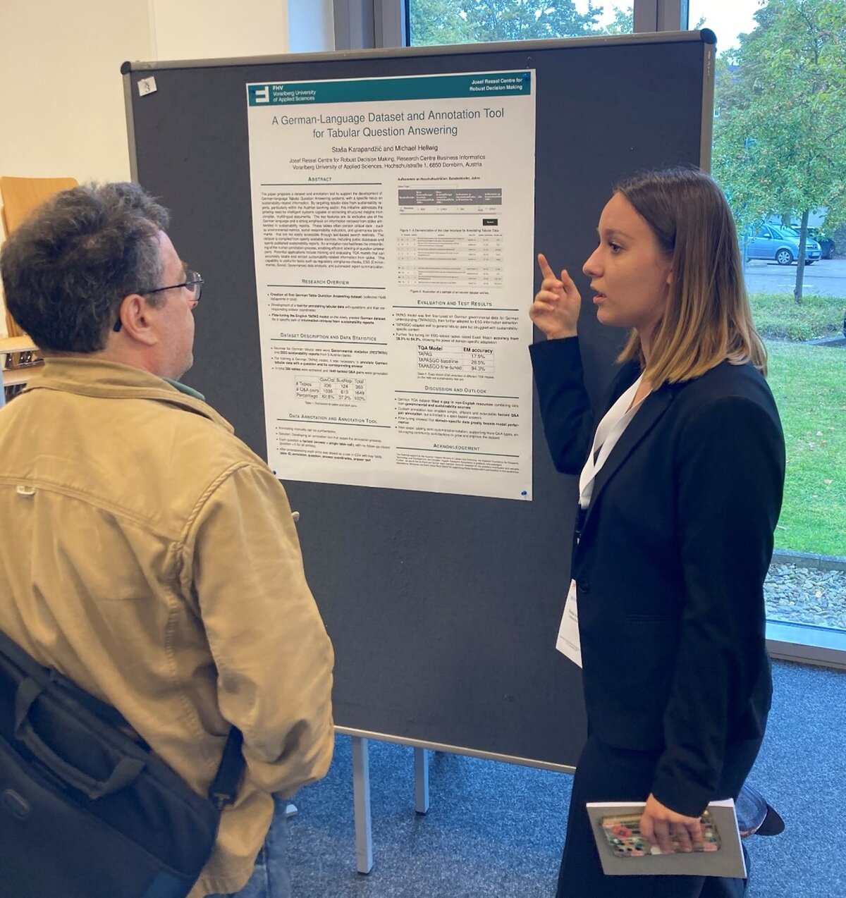 Informatik-Studentin Staša Karapandžić spricht mit Interessierten vor dem Poster ihrer Arbeit | © FHV