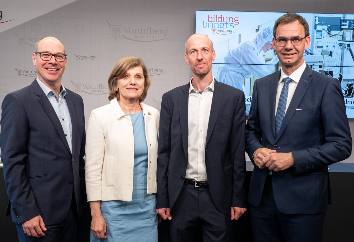 (v.l.) FHV-Geschäftsführer Stefan Fitz-Rankl, LSth. Barbara Schöbi-Fink, Landeshauptmann Markus Wallner und Peter Kepplinger, Leiter Forschungszentrum Energie FHV.
