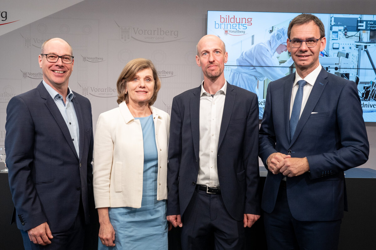 (v.l.) FHV-Geschäftsführer Stefan Fitz-Rankl, LSth. Barbara Schöbi-Fink, Landeshauptmann Markus Wallner und Peter Kepplinger, Leiter Forschungszentrum Energie FHV. | © Land Vorarlberg/A. Serra