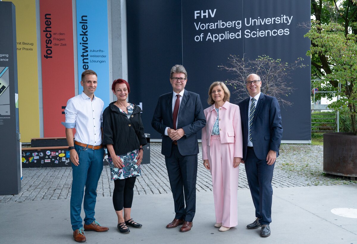 (v.l.) FHV-Forschungsleiter Markus Preißinger, FHV-Rektorin Tanja Eiselen, Bundesminister Martin Polaschek, Landesstatthalterin Barbara Schöbi-Fink und FHV-Geschäftsführer Stefan Fitz-Rankl.