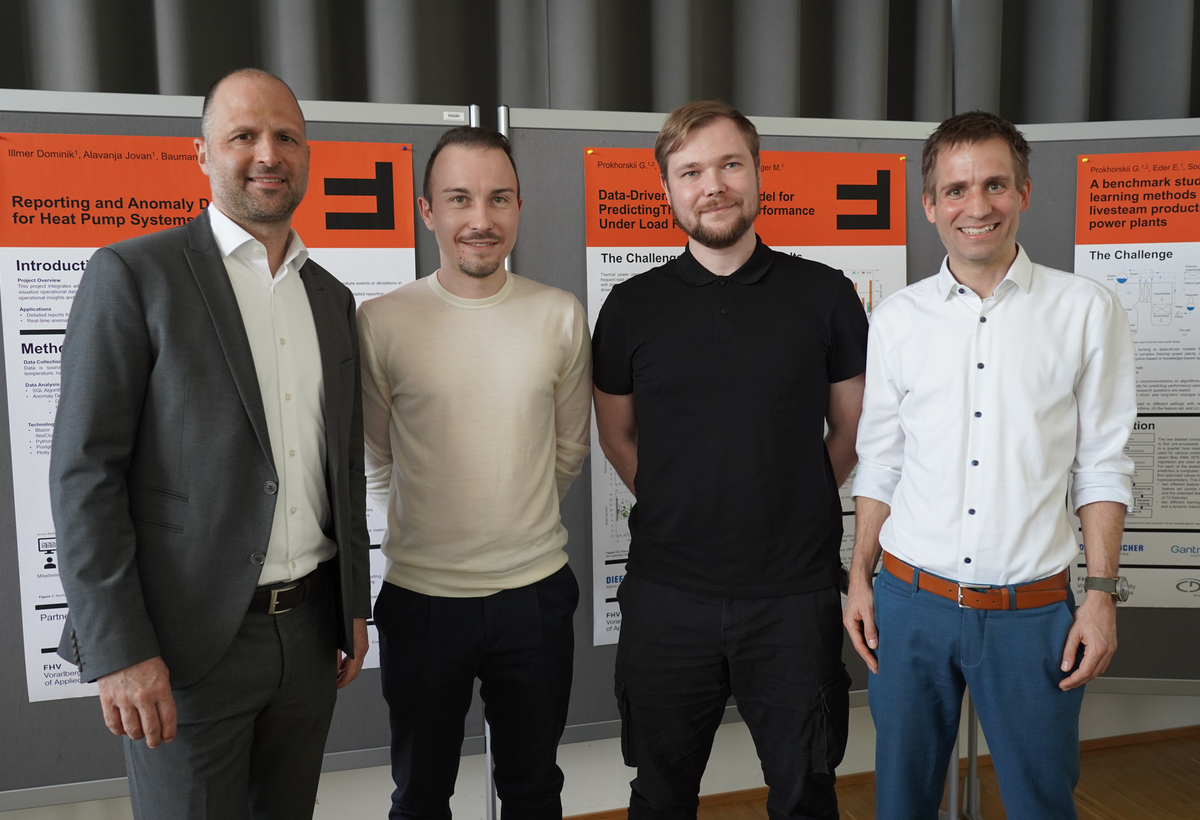 Gruppenfoto mit (v.l.) LR Marco Tittler, die Doktoranden Christian Baumann und Gleb Prokhorskii und FHV-Forschungsleiter Markus Preißinger.