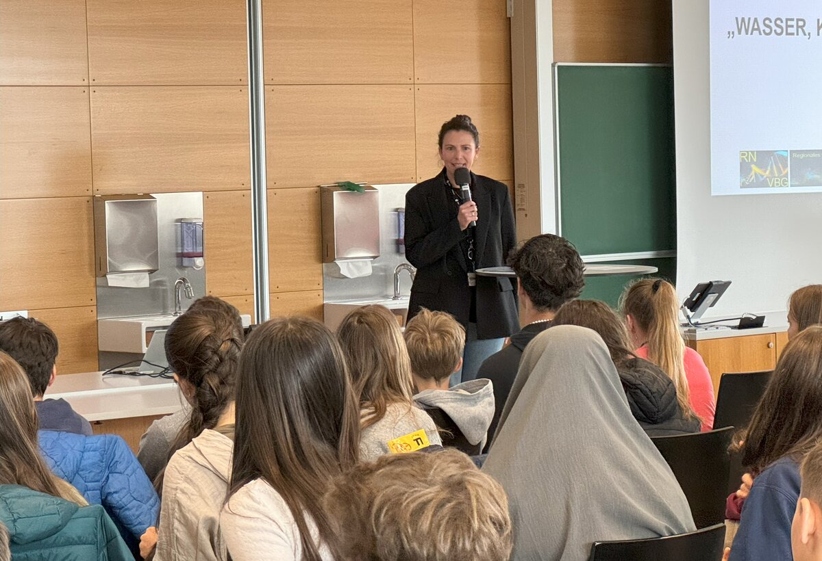 Karin Feurstein-Pichler, Leiterin des Kompetenzfeldes Energy & Environment an der FHV, tauschte sich mit den Schüler:innen aus.