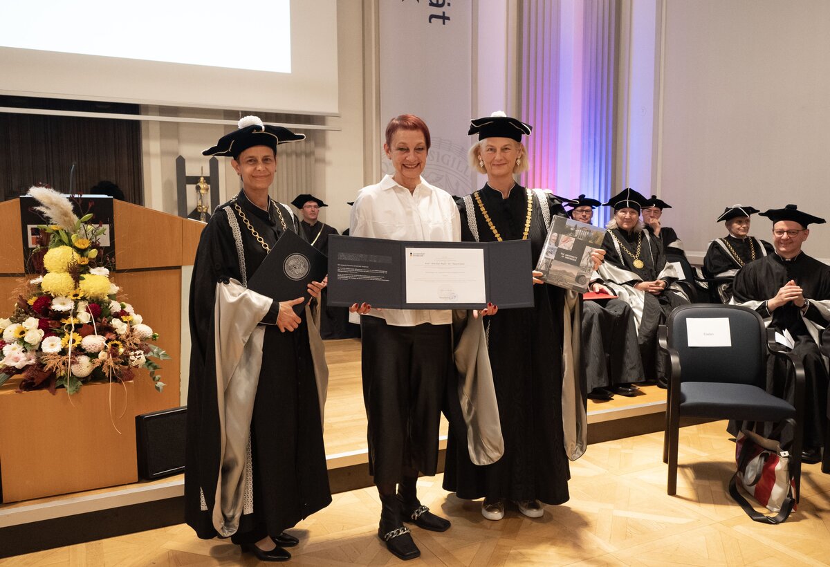 Vice Rector Irene Häntschel-Erhart (left), Honorary Citizen Tanja Eiselen and Rector Veronika Sexl (right).