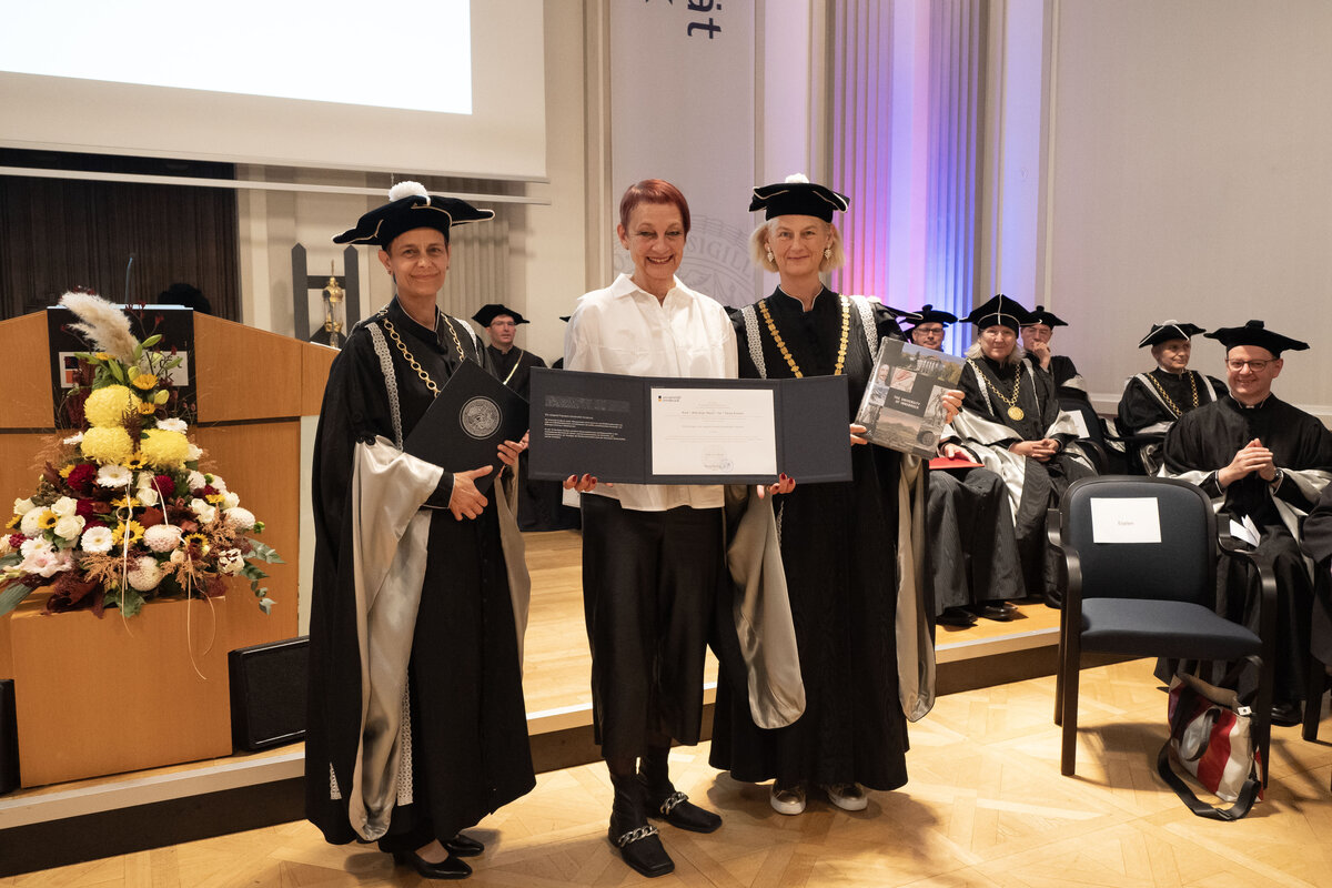 Vizerektorin Irene Häntschel-Erhart (li.), Ehrenbürgerin Tanja Eiselen und Rektorin Veronika Sexl (re.). | © Universität Innsbruck