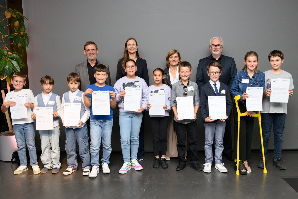 Die sichtlich stolzen Kinder mit ihren Urkunden. | © FHV & Rohmberg