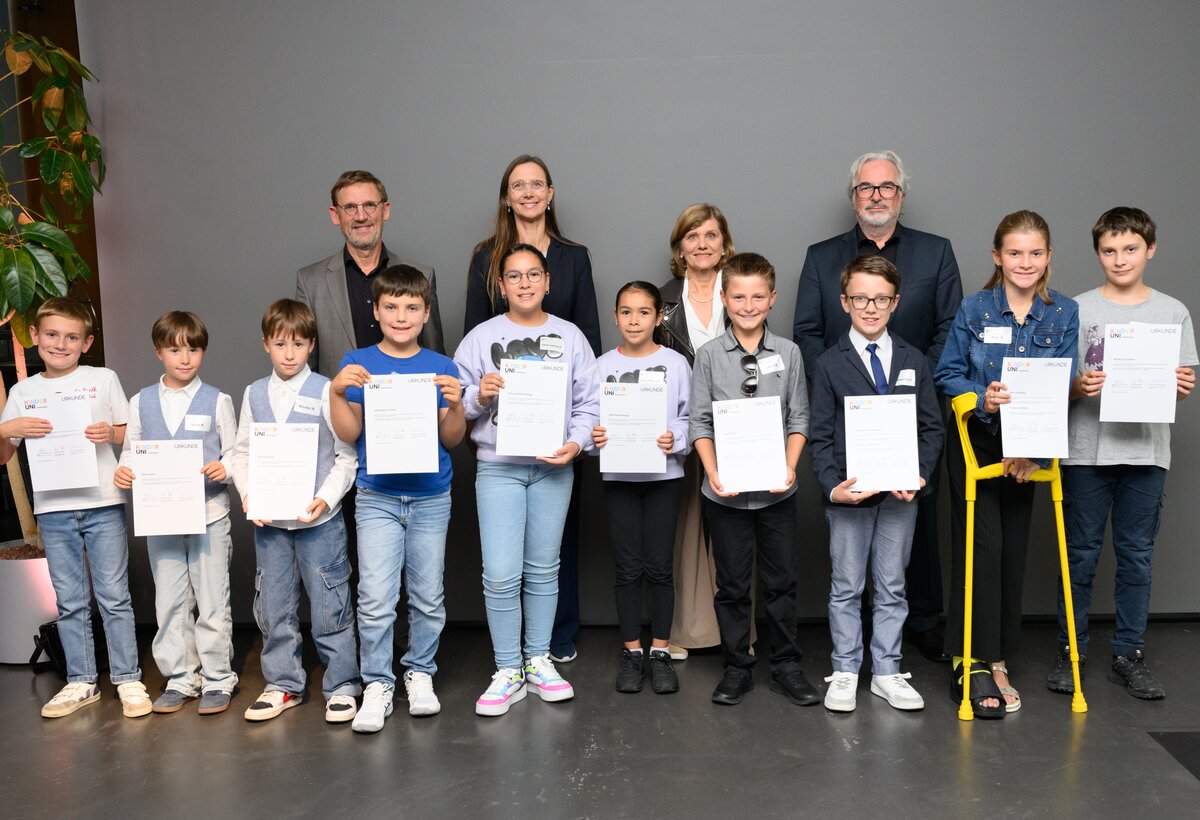 Die sichtlich stolzen Kinder mit ihren Urkunden.