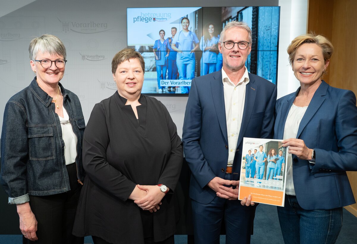 (from left) Reingard Fessler (connexia), Diana Brodda (FHV), Mario Wölbitsch (Vorarlberg Nursing School) and State Councillor Martina Rüscher.