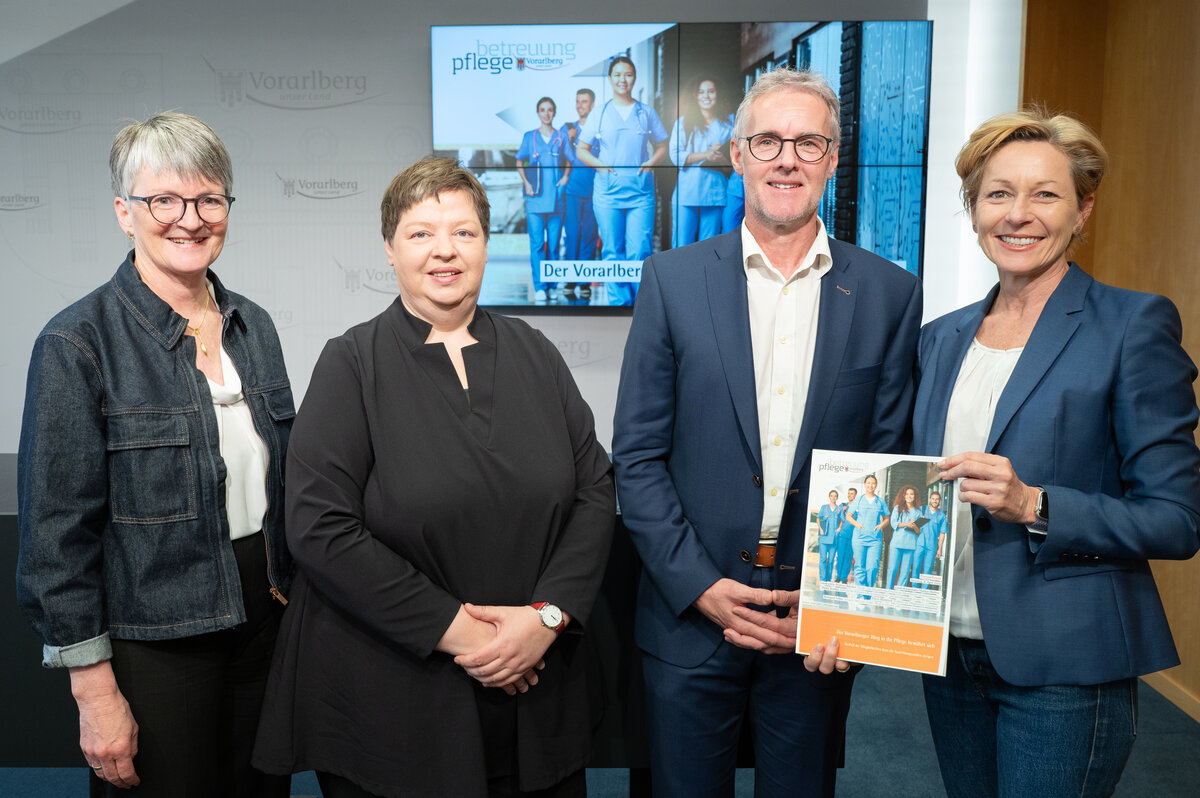 (v.l.) Reingard Fessler (connexia), Diana Brodda (FHV), Mario Wölbitsch (Pflegeschule Vorarlberg) und Landesrätin Martina Rüscher. | © Land Vorarlberg/A. Serra