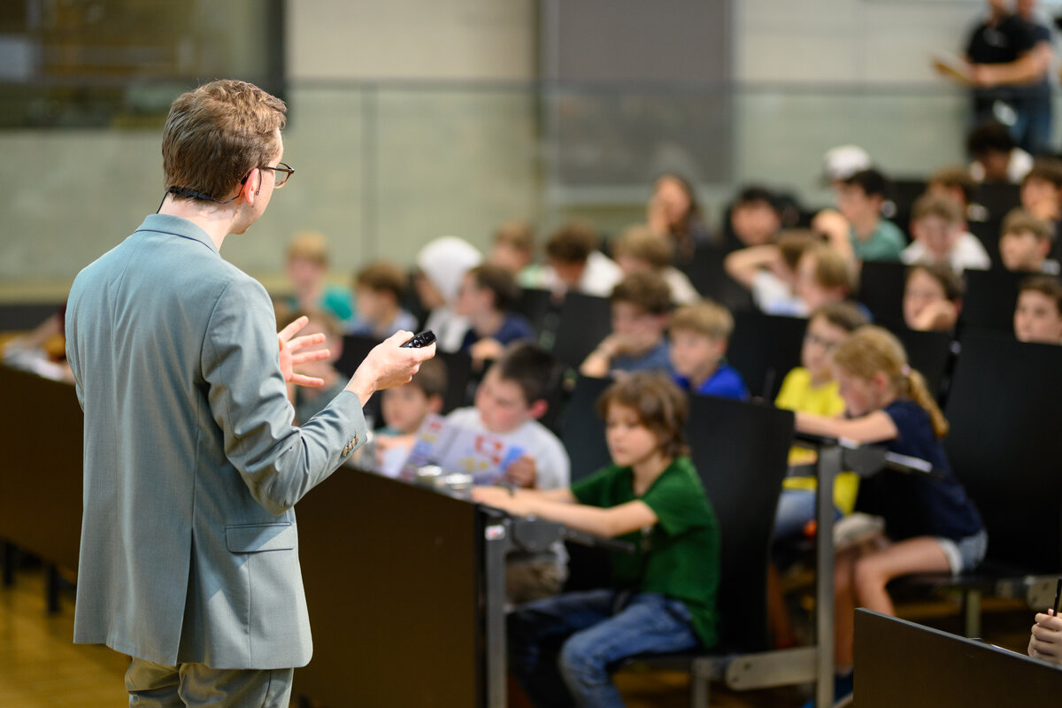 Die Kinderuni Vorarlberg bietet Kindern von acht bis zwölf Jahren ein spannendes Programm. | © FHV | Rhomberg