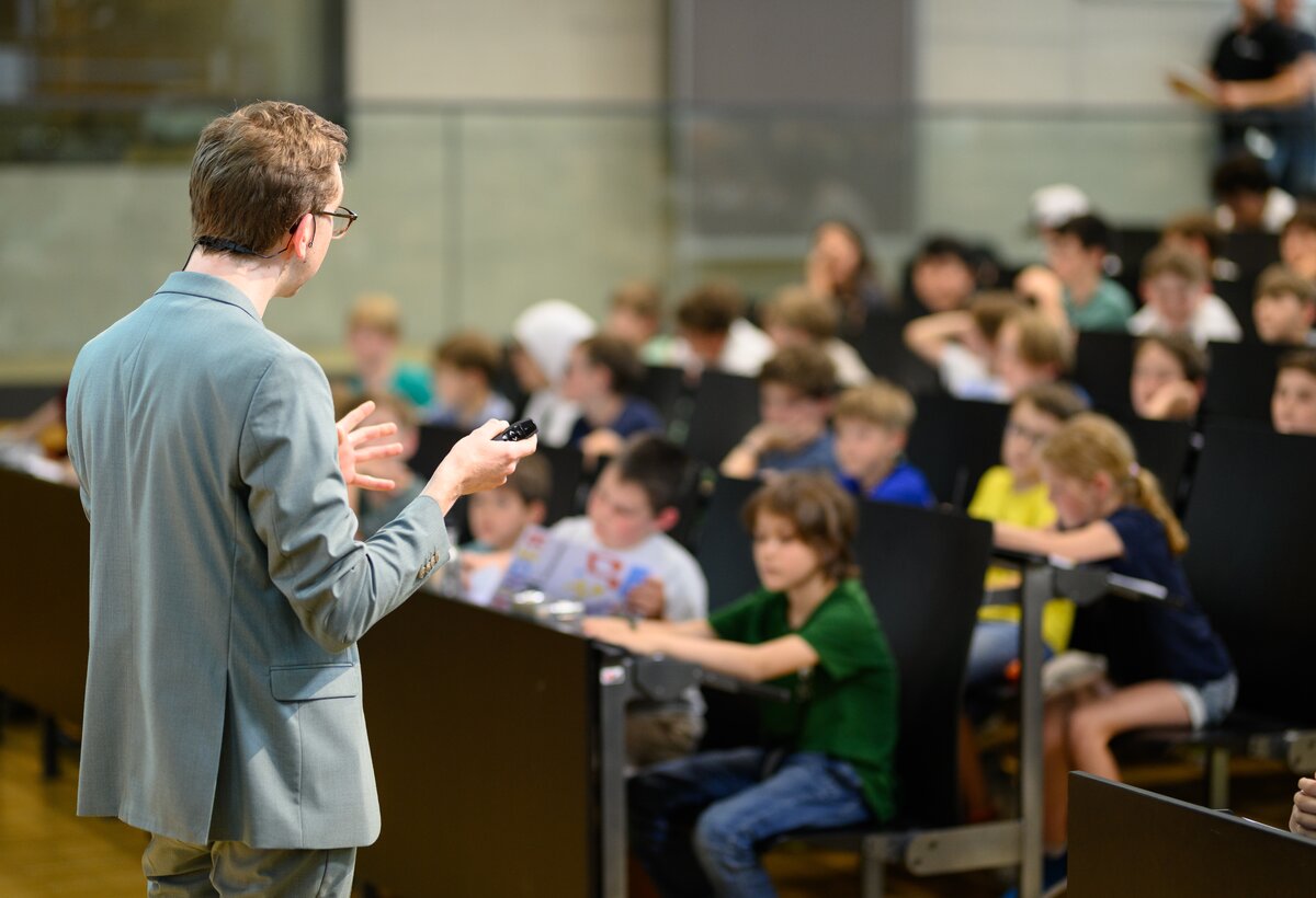 Die Kinderuni Vorarlberg bietet Kindern von acht bis zwölf Jahren ein spannendes Programm. | © FHV | Rhomberg