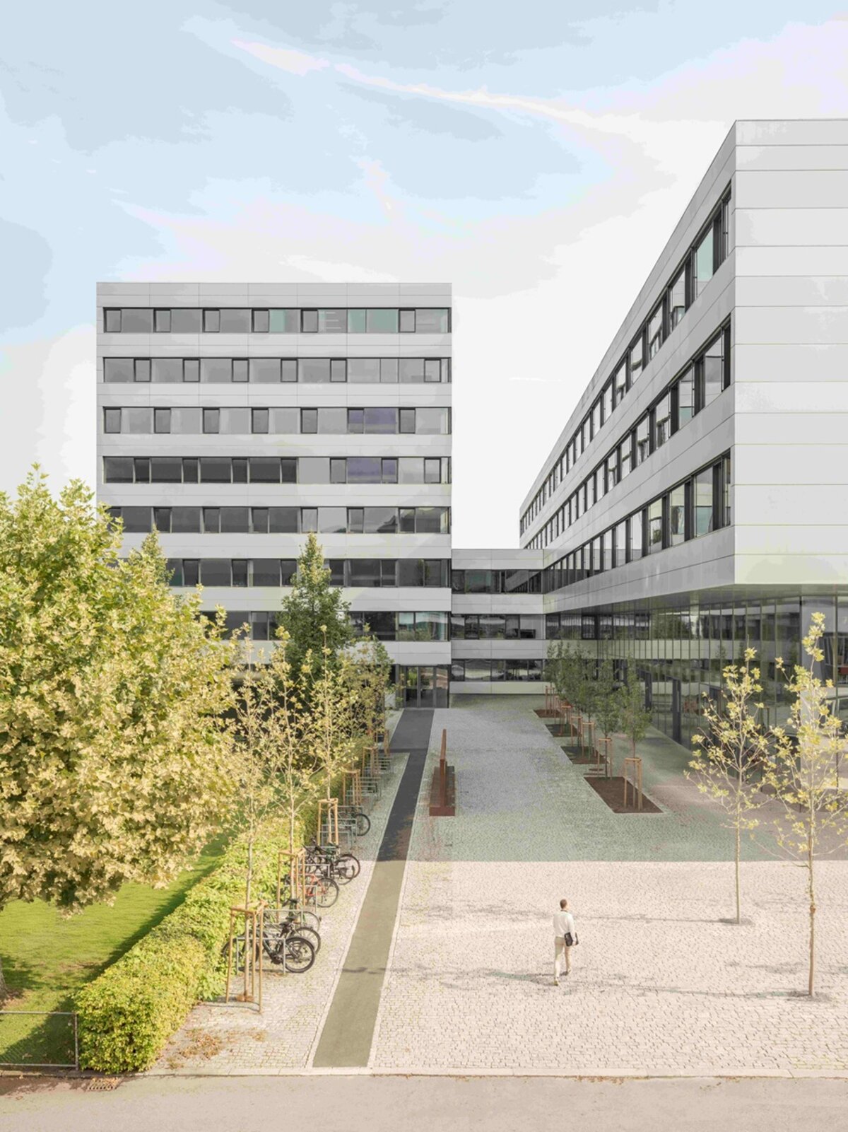 Dr. Bernd Hartmann steht auf der Bühne und spricht vor dem Standup-Banner mit dem Schriftzug ‚MammAware‘. | © Rhomberg | FHV