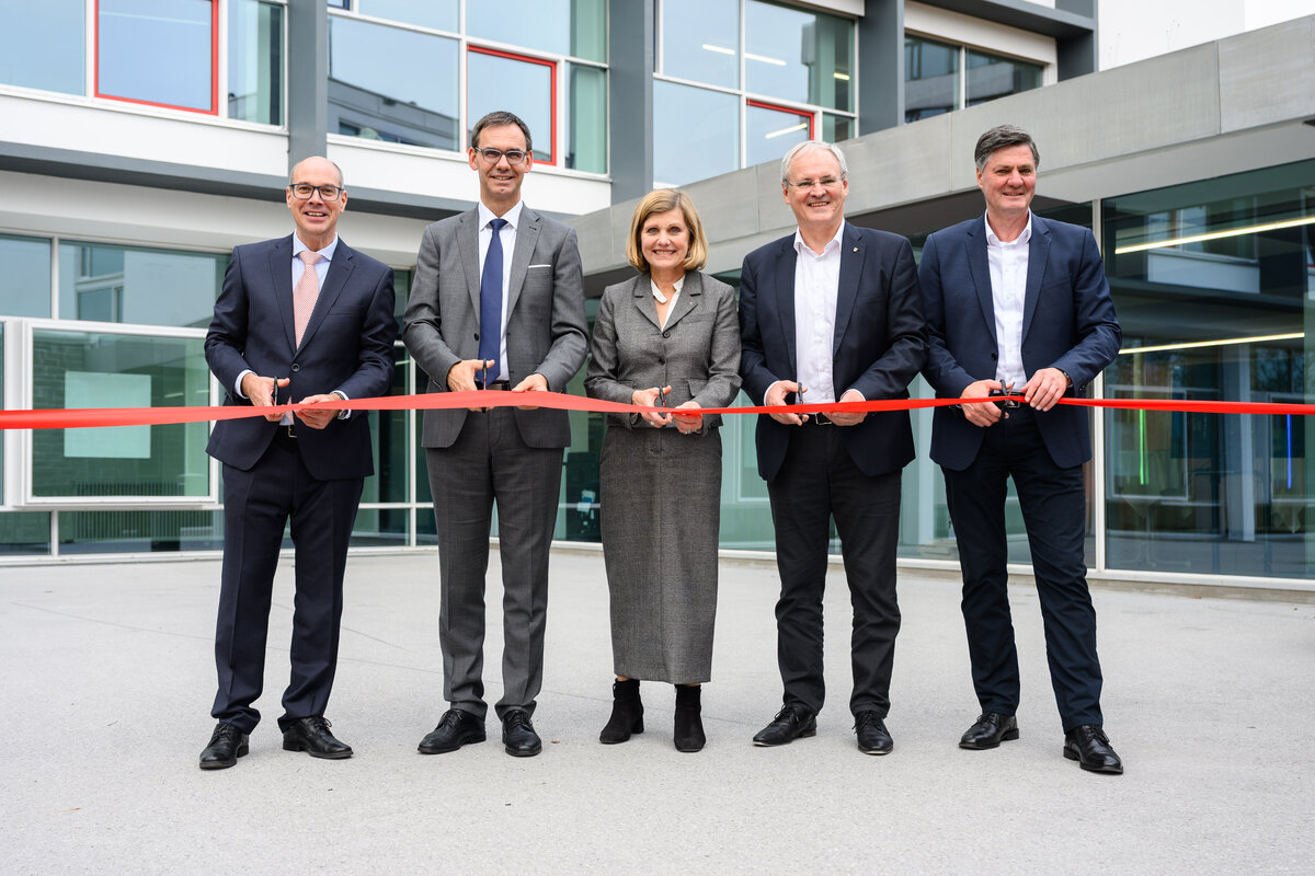 Personen schneiden symbolisch ein rotes Band durch zur Campuseröffnung. | © Rhomberg | FHV