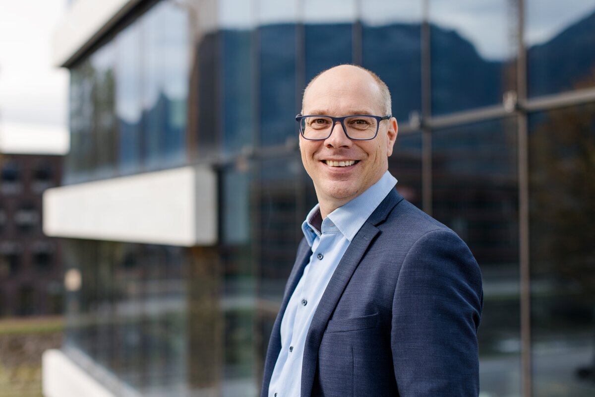 Portrait von FHV-Geschäftsführer Stefan Fitz-Rankl | © FHV / Nina Bröll