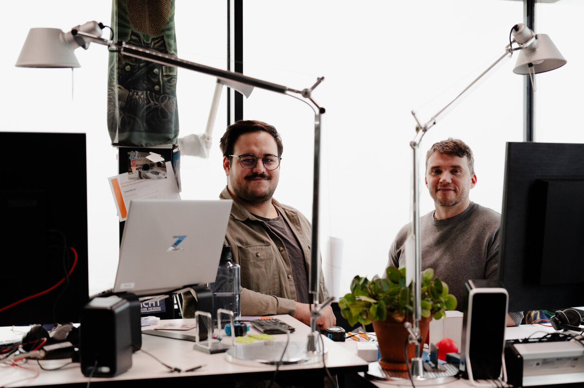 Cengizhan und Elias an ihrem Arbeitsplatz. | © FHV