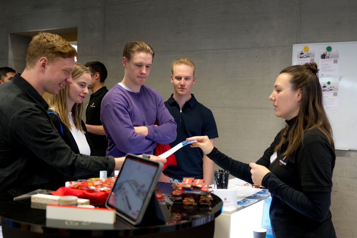 Interessenten informieren sich an einem der Ständen. | © FHV / Riedmann