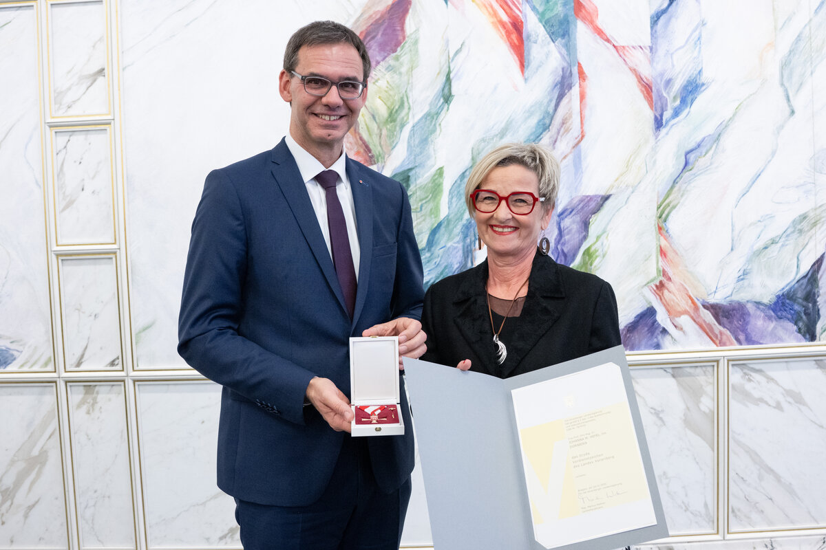 Johanna Hefel bei der Übergabe des Großen Verdienstzeichens. | © Land Vorarlberg | Serra