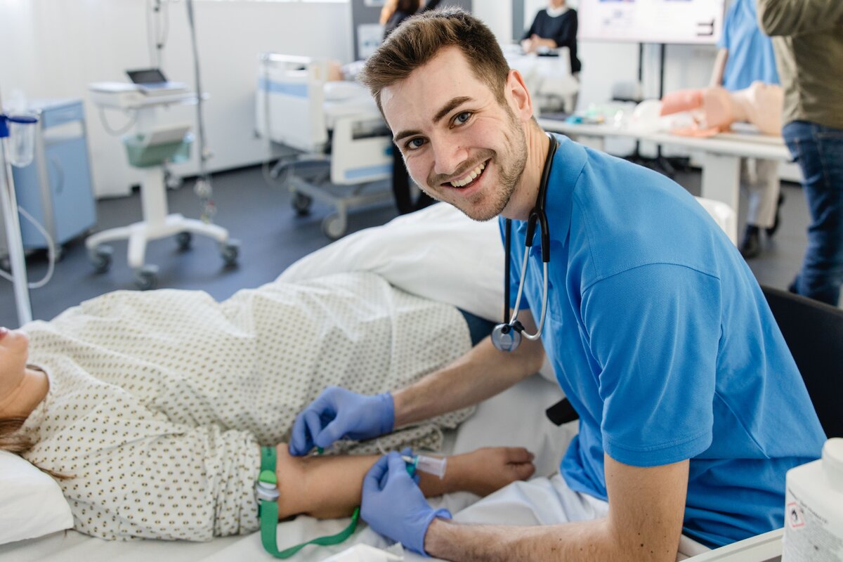 Pflegestundent in der Praxis. | © Broell | FHV