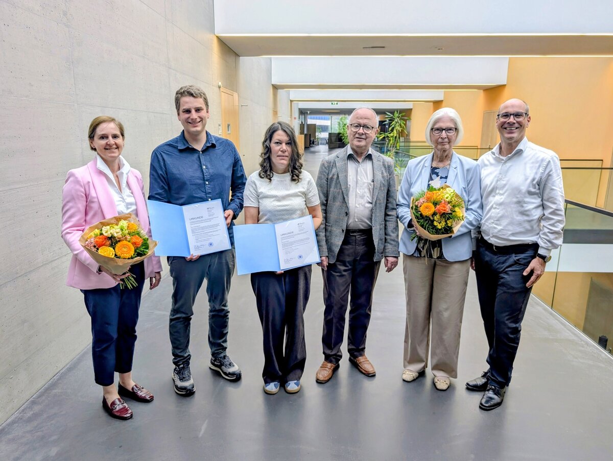 Gruppenbild FHV-Rektorin, Preisträger Bischof, Preisträgerin Pichler, Herr Zass, Hermine Zass-Gächter und FHV-Geschäftsführer. Die Preisträger halten stolz ihre Zertifikate. | © FHV