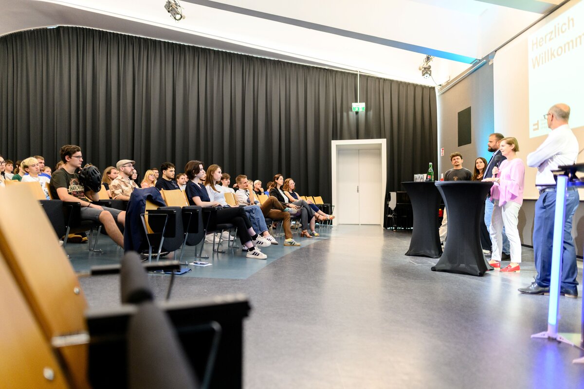 Studierende hören interessiert zu bei der Begrüßung. | © Rhomberg
