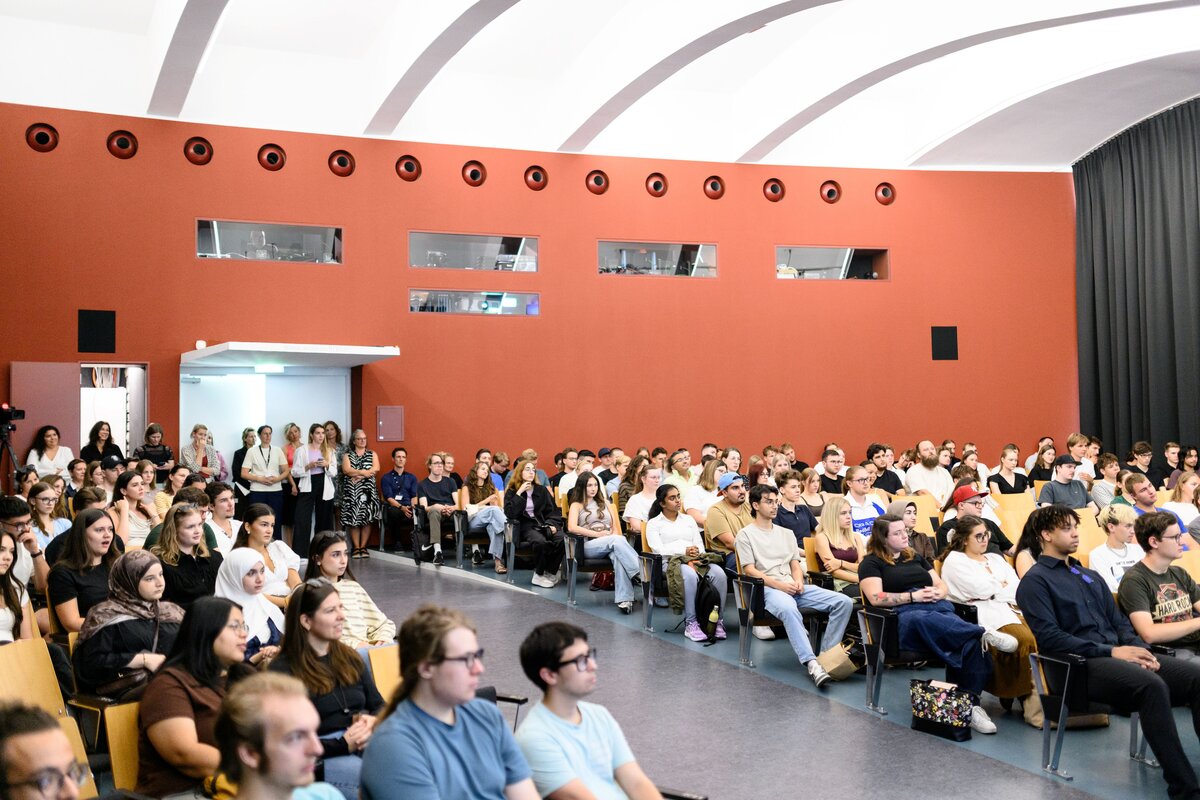 Volle Aula bei der Begrüßung. | © Rhomberg