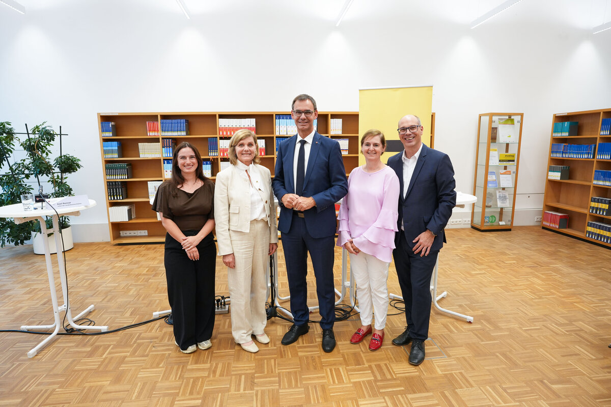 Gruppenbild Student Ambassador, Landesräting, Landeshauptmann, FHV-Rektorin und FHV-Geschäftsführer. | © Land Vorarlberg | 7ProTV