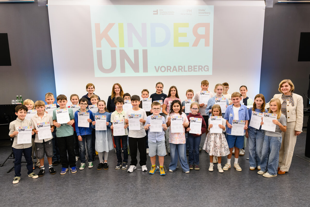 Absolvent:innen der Kinderuni bei ihrer Sponsion. Stolz hält jedes Kind das Diplom in der Hand. | © Rhomberg / FHV