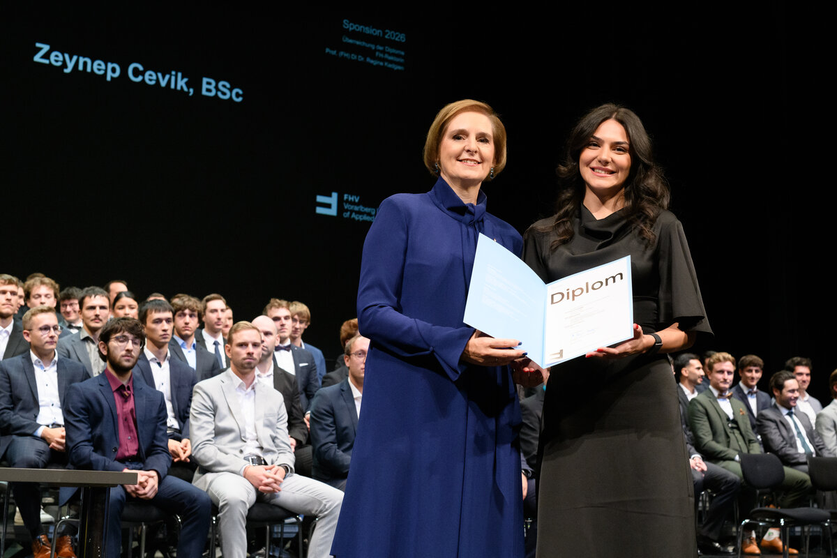  Zeynep Cevik, Absolventin des Studiengangs Wirtschaftsingenieurwesen und ehemalige Student Ambassador, erhält ihr Diplom bei der Sponsionsfeier von der Rektorin der Fachhochschule Vorarlberg. | © Rhomberg / FHV