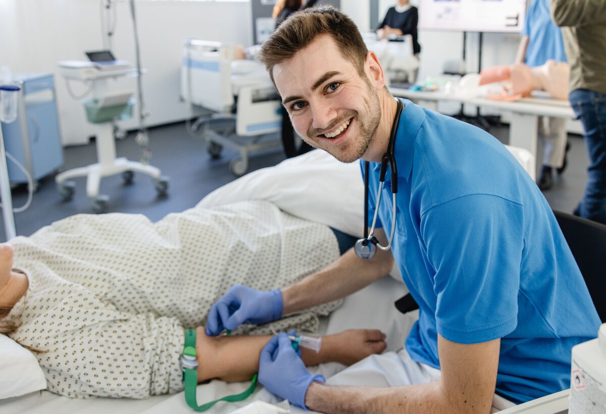 Jonas Aberer an einem Krankenbett.