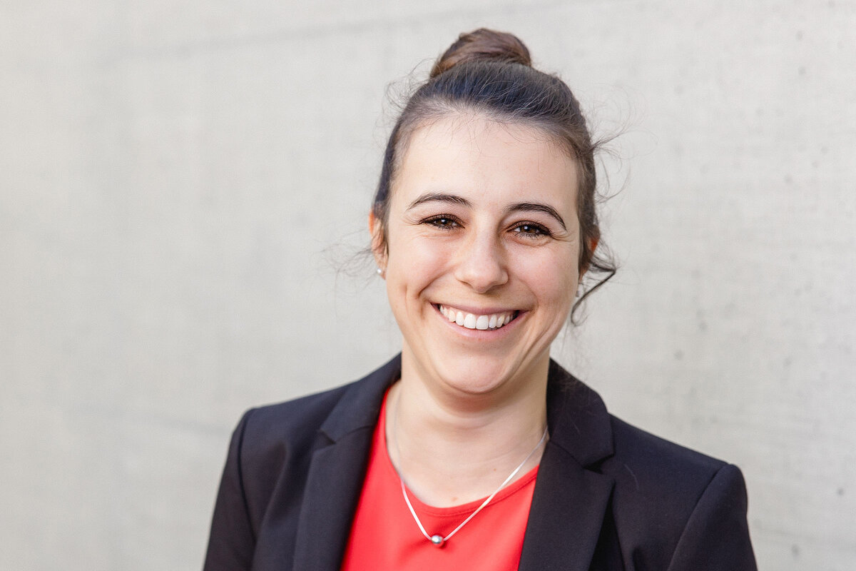 Portrait Vallery Eichbaum. Mitarbeiterin der FHV. | © Nina Broell | FHV