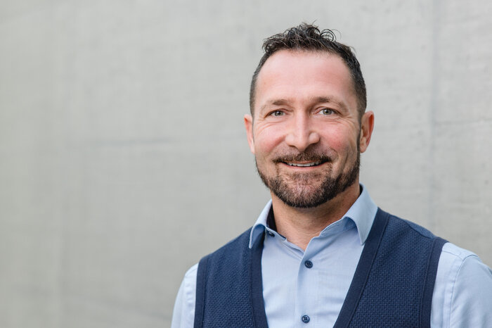Mitarbeiterfoto Bernd Länge Leiter HR Services | © Nina Broell | FHV