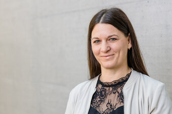 Das ist das Mitarbeiterfoto von Pfanner Stephanie. | © Nina Broell | FHV