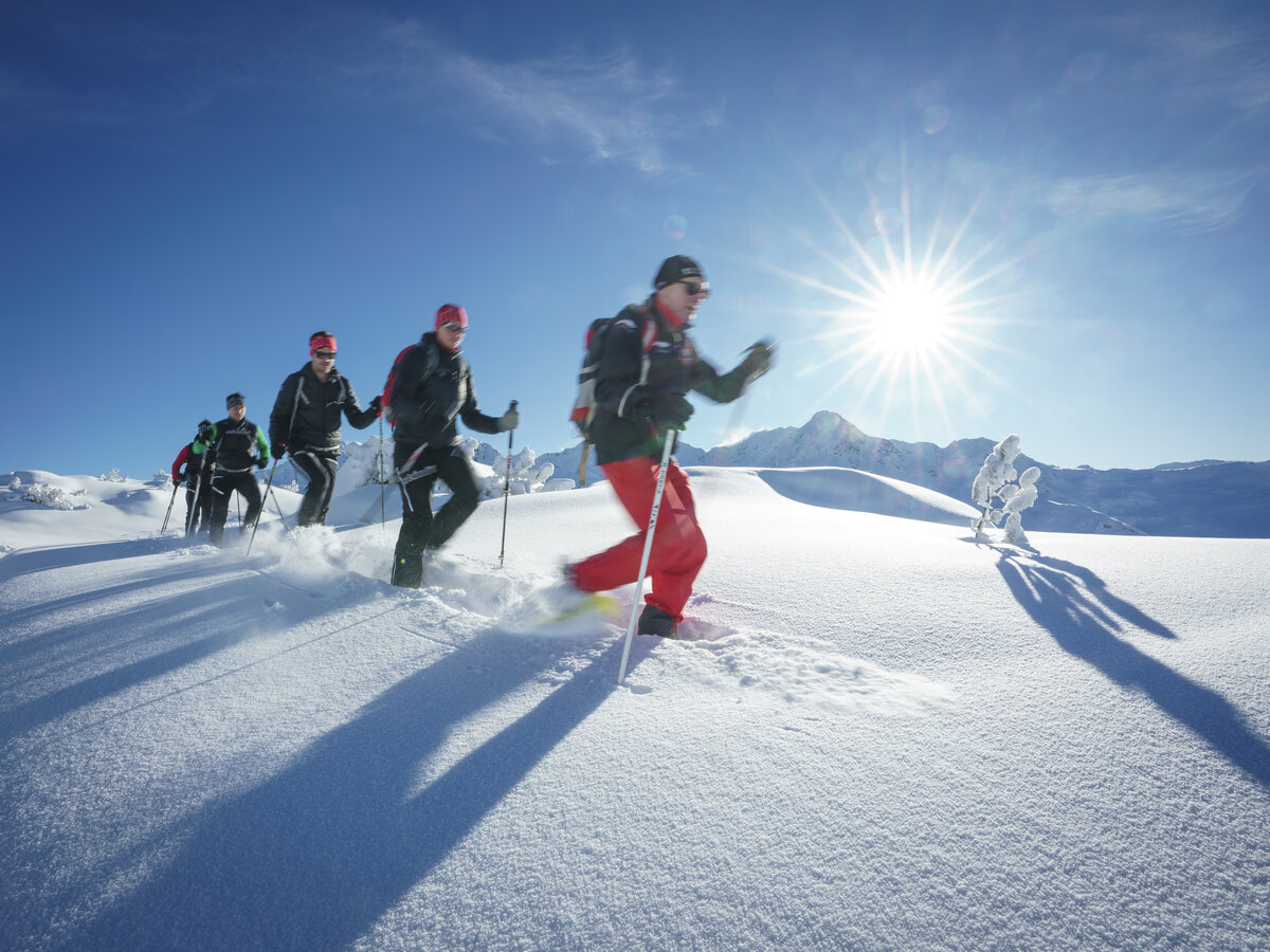 Gruppe Wanderer mit Schneeschuhen im Tiefschnee | © Dietmar Denger - Vorarlberg Tourismus