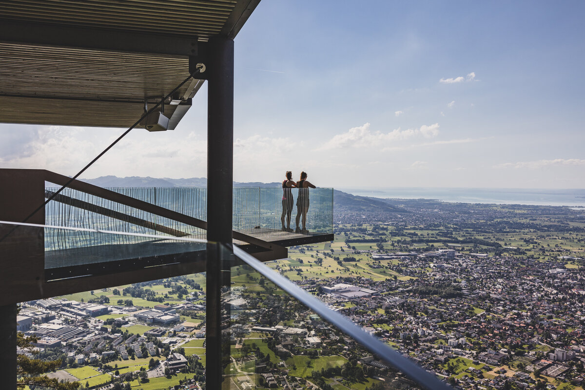 Zwei Wanderinnen stehen auf der Aussichtsplattform bei der Bergstation der Karrenseilbahn in Dornbirn | © buero-magma.at - Bodensee-Vorarlberg Tourismus