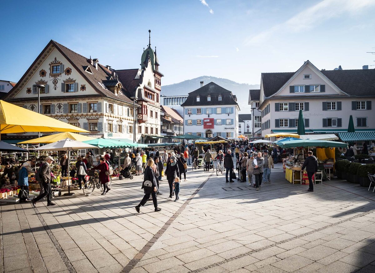 Geschäftiges treiben am Marktplatz im Stadtzentrum von Dornbirn | © DornbirnTourismus StadtmarketingGmbH