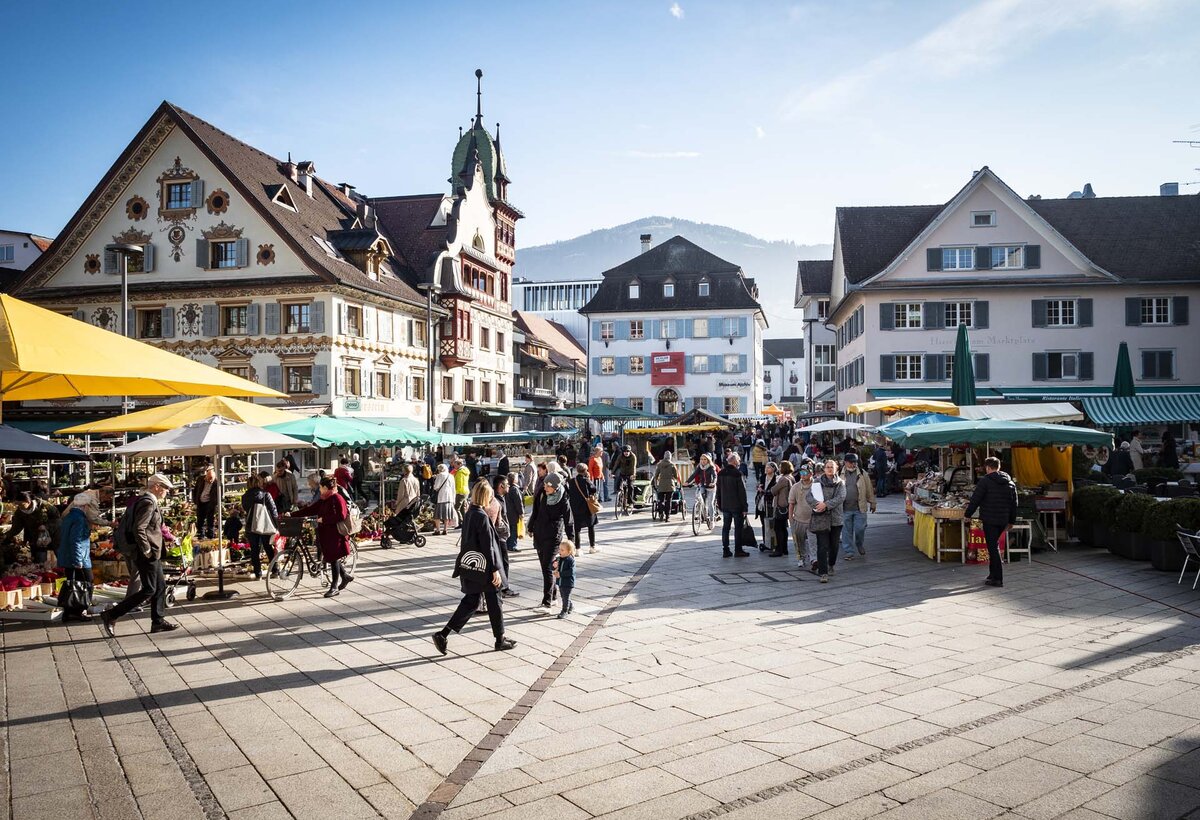 Geschäftiges treiben am Marktplatz im Stadtzentrum von Dornbirn | © DornbirnTourismus StadtmarketingGmbH