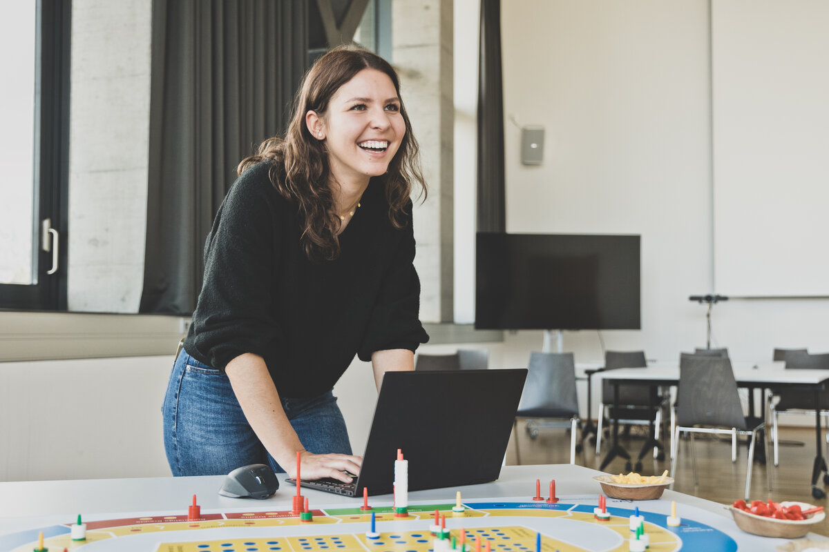 Studentin lacht und hat Spaß beim Planspiel. | © FHV