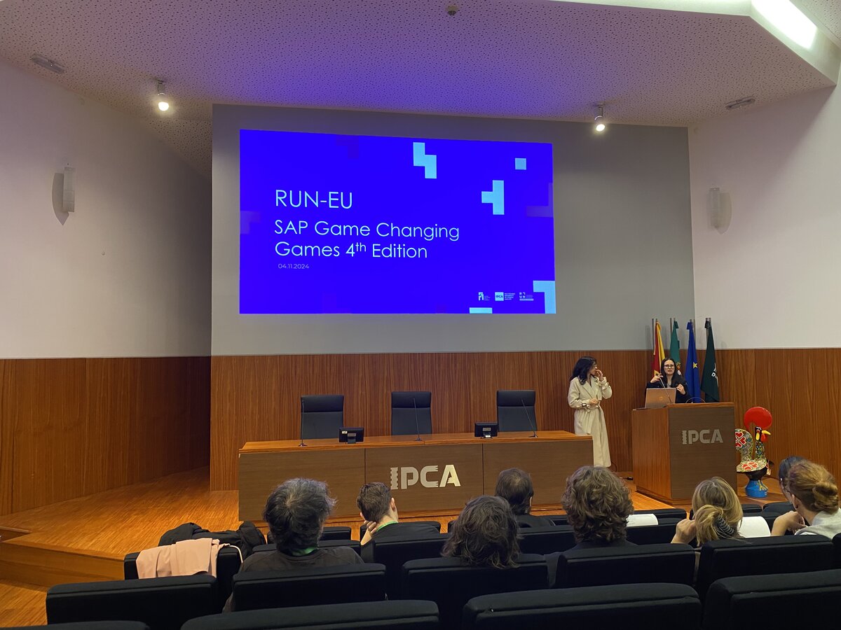 sitzende Studenten in einem Saal | © ©Natasha Doshi