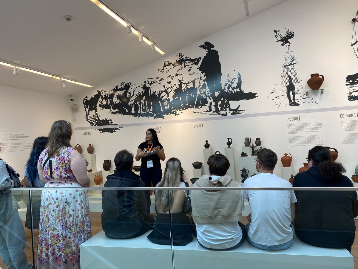 Studierende im Museum | © ©Natasha Doshi