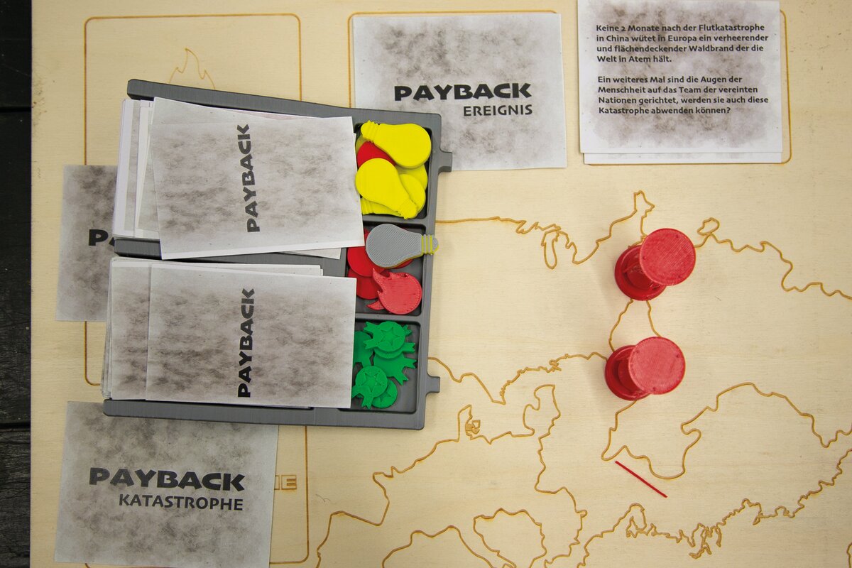 Spielbrett mit Figuren und Spielkarten | © Fachbereich Gestaltung FHV