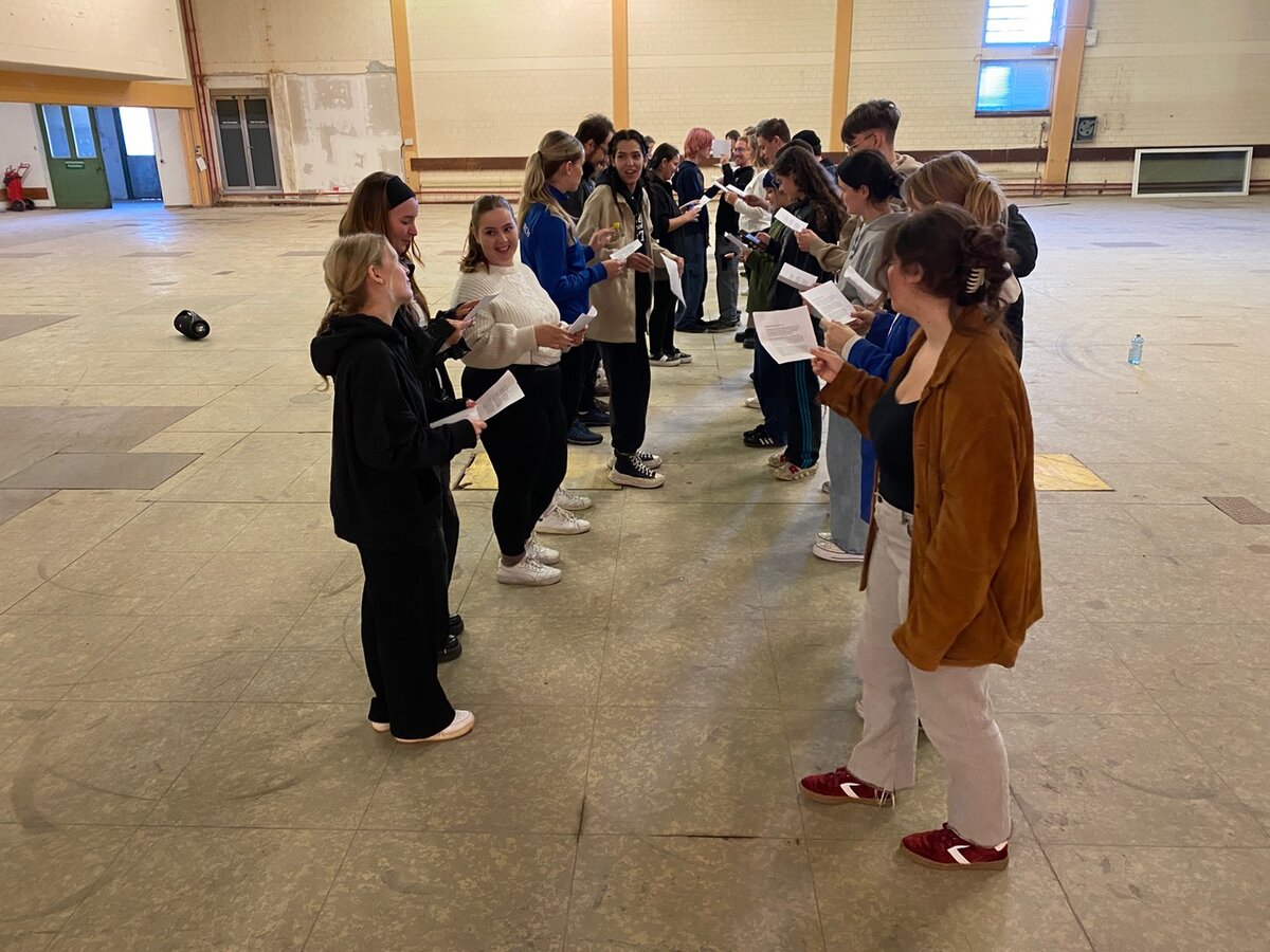 Text wird von Studierende besprochen | © ©Uwe Brückner