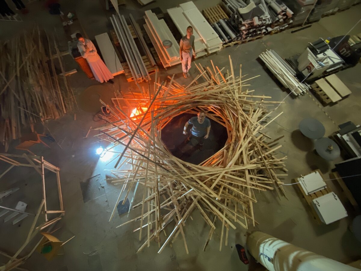 Ansicht von Oben auf die Studierenden und das Objekt | © ©Uwe Brückner