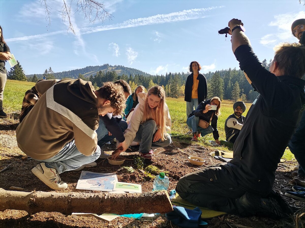 Gruppe Intermedia Studierender im Freien beim Arbeiten | © ©fachbereich-gestaltung-fhv