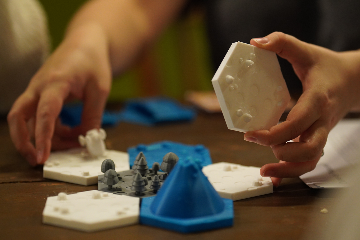 Eine Hand hält einen Spielstein eines Brettspiels | © ©fachbereich-intermedia-fhv