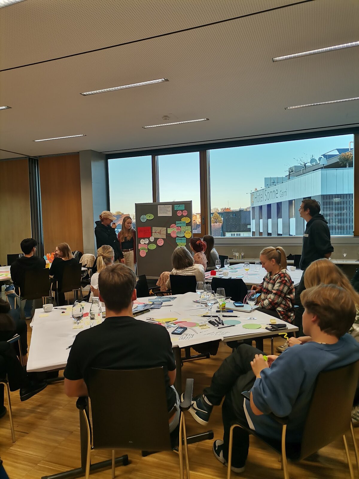 Gruppe Studierender hören eine Präsentation im Klassenraum | © fachbereich-gestaltung-fhv