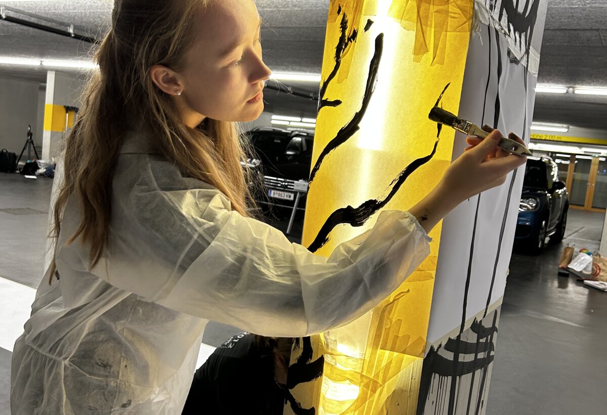 InterMedia Studentin malt eine Säule in der Tiefgarage gelb an | © ©fachbereich-gestaltung-fhv