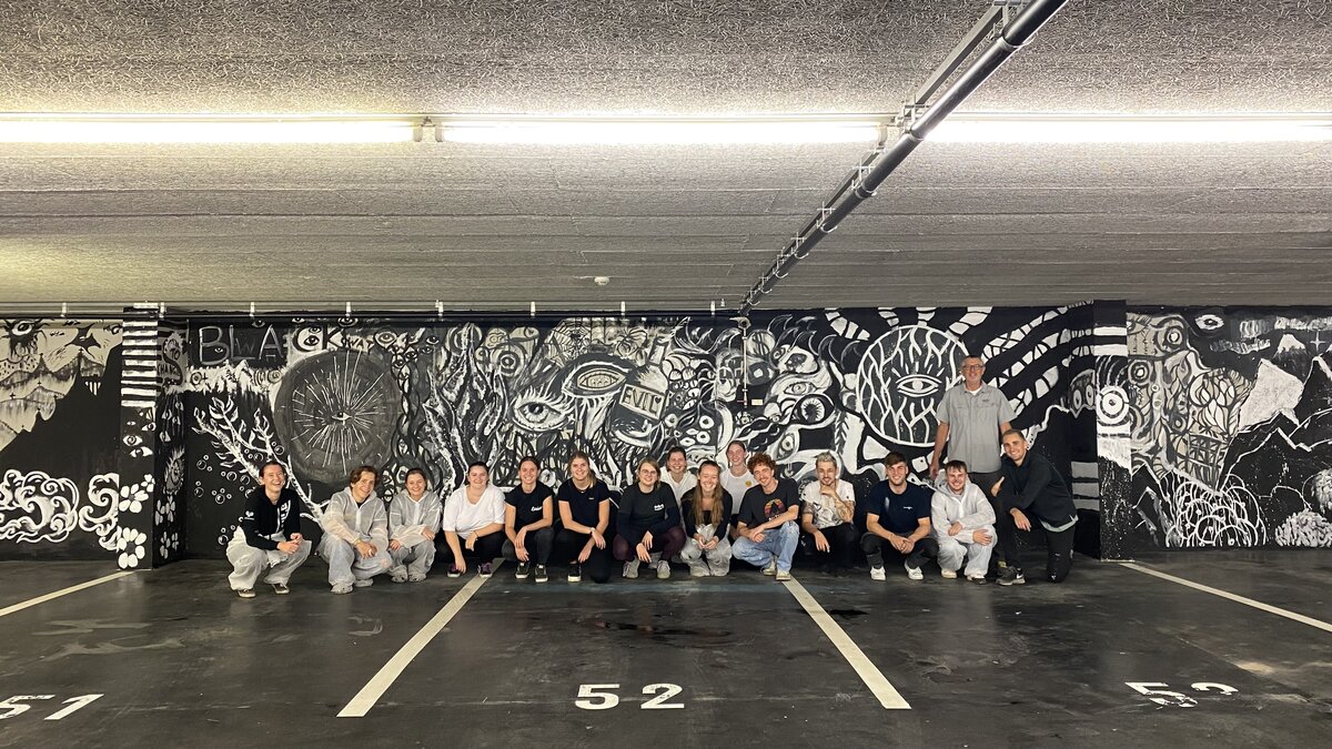 Gruppenfoto InterMedia Studierende in Tiefgarage, Fachbereich Gestaltung FHV | © ©fachbereich-gestaltung-fhv